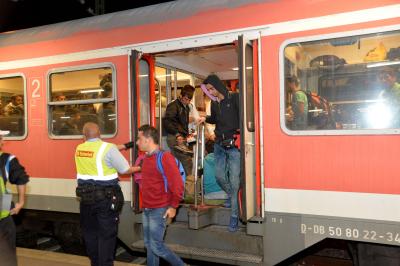 Ueber 500 Fluechtlinge kommen in der Nacht in Esslingen an und werden in Busse verteilt